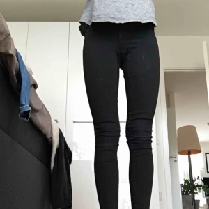  - Ett par svarta vanliga jeans men har lite defekter men är ändå fina