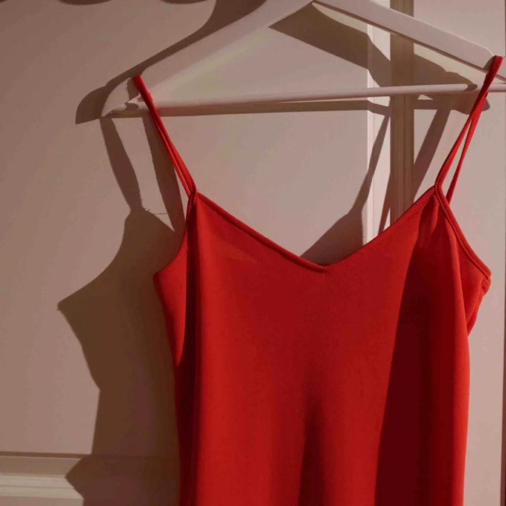 Snygg röd klänning från Humana! Säljer denna då den tyvärr är lite för liten för mig:( Fin att ha som den är eller med en tröja under!. Klänningar.