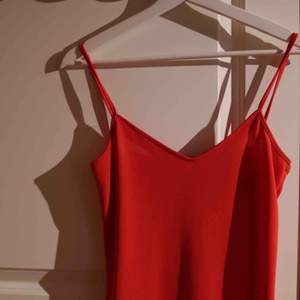Snygg röd klänning från Humana! Säljer denna då den tyvärr är lite för liten för mig:( Fin att ha som den är eller med en tröja under!