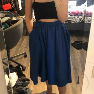  - En stickad kjol med två fickor i en väldigt fin blå färg. Passar bra till hösten då den är lite varmare. Sticks ej. Rätt så snål i midjan