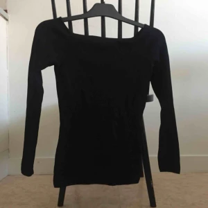  - Svart tröja i stretchigt material. 📬 Frakt 55 kr