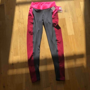  - Oanvända träningsbyxor.