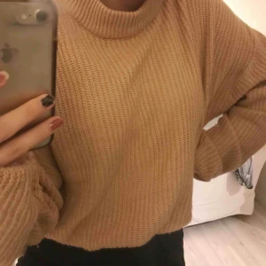  - Beige halv polo, Står strl L men är som S/XS!