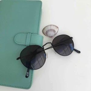  - Coola runda solglajjer från hm. Frakt tillkommer på 9 kr