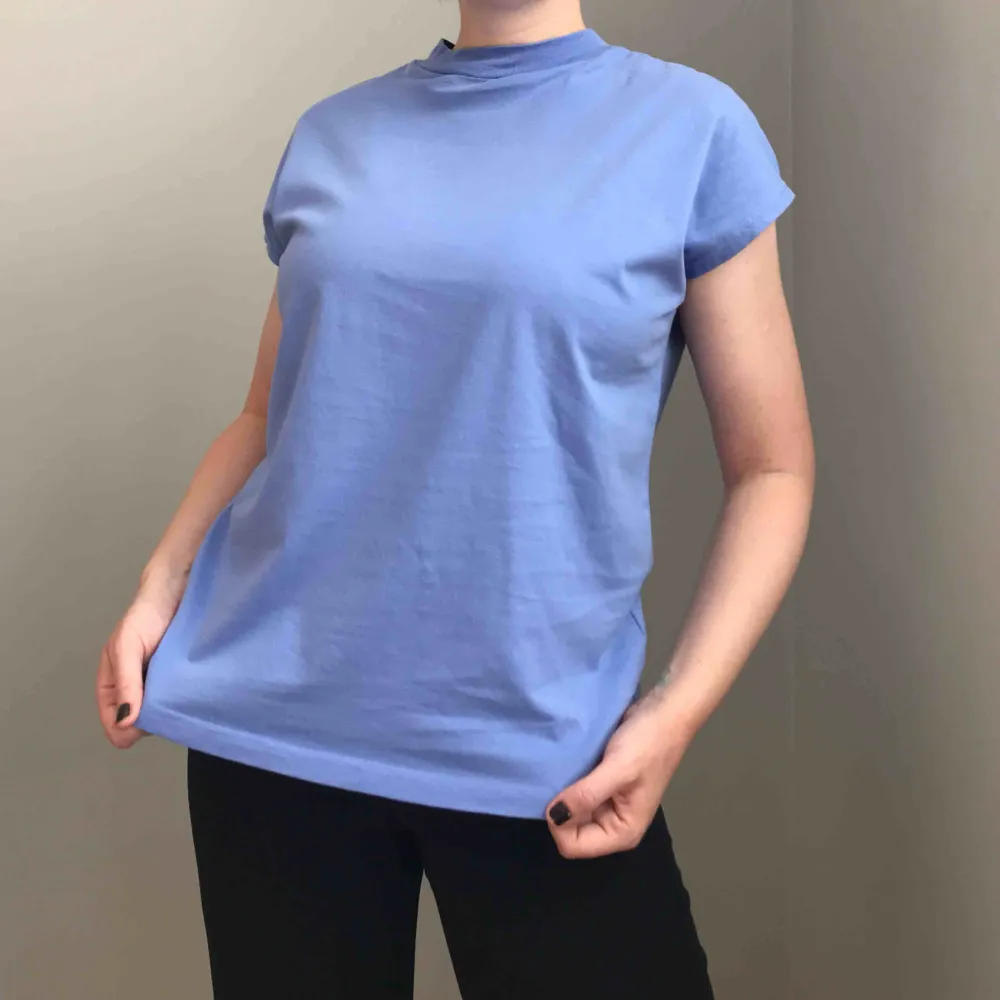 Frakt ingår! • så fin himmelsblå T-shirt I 100% bomull med hög krage och korta ärmar i storlek XS från Weekday • jättefint skick, som ny! . T-shirts.