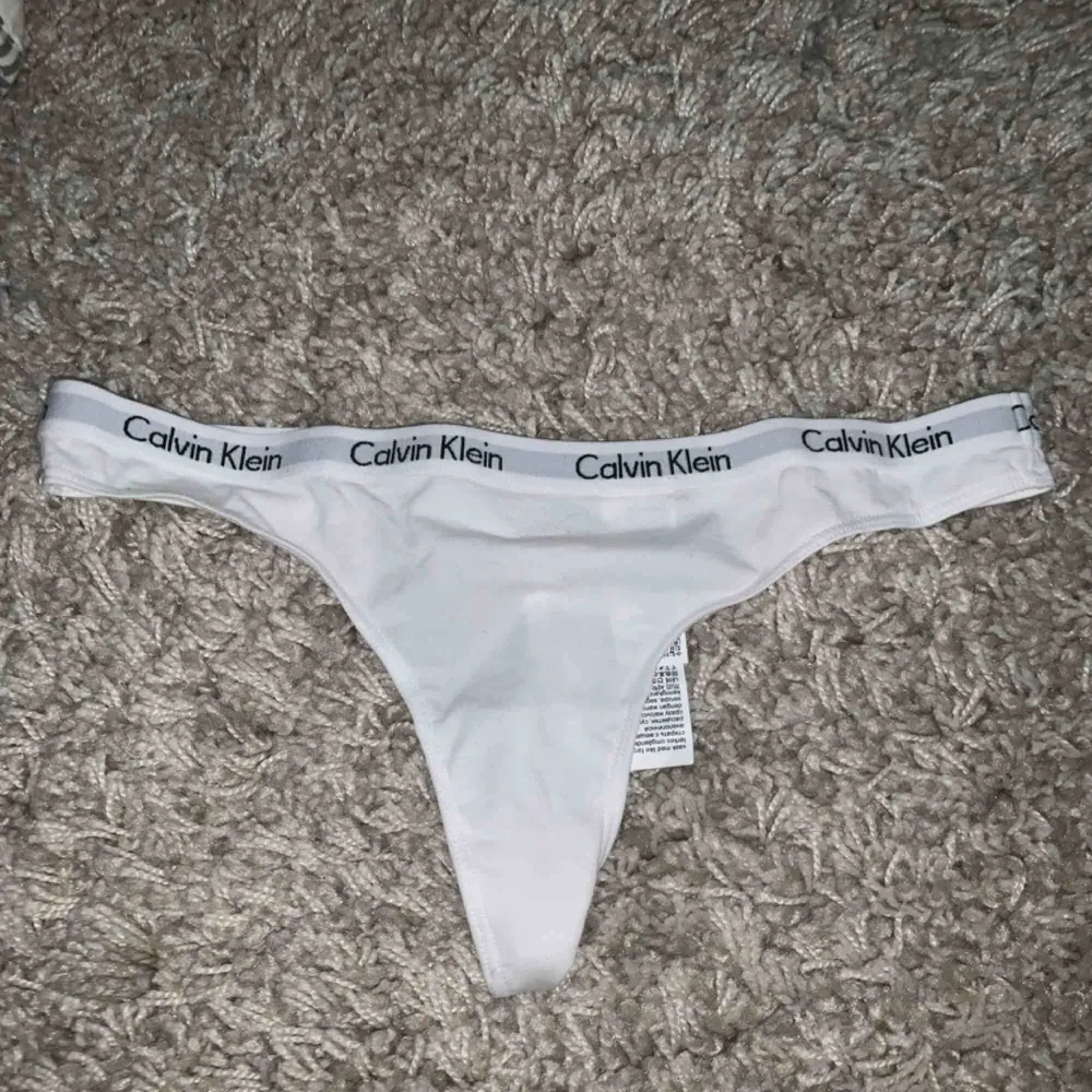 Oanvända calvin Klein string,säljs för att de legat i garderoben sen jag köpte dom och har helt enkelt inte kommit till användning  Frakt tillkommer med 9-18 kr . Övrigt.