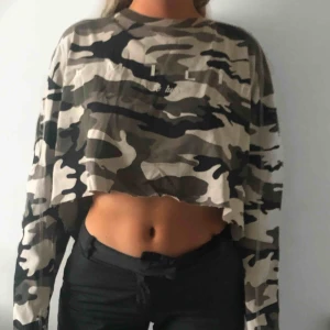  - Fin cropad långärmad tröja i militärtryck. Använd ett fåtal gånger relativt ny.  Frakt betalas av kund 💖