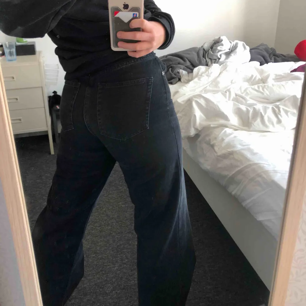 Suuupersnygga jeans från NAKD!  Jag är 162 cm lång och dom är liiite för långa för mig. Frakt tillkommer!  Endast använda 1 gång! Först till kvarn gäller. Jeans & Byxor.