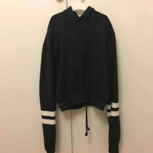  - Blå croppad hoodie med knytning i midjan. Frakt på 69kr tillkommer. 