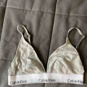 - Bralette från Calvin Klein i perfekt skick. Endast använd 1 gång men var för liten så blev inte använd mer. Superskön bh utan båge med jättebra stöd