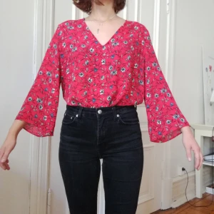  - Jätteskön slapp blus med klockärm fråm gina. Storlek 40 men passar även mig som har 36/38 i vanliga fall. 