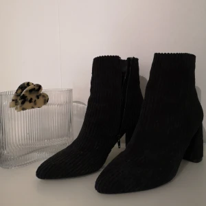 NAKD svart boots 39 - Svarta stövletter från NAKD. I så gott som nyskick. Köparen står för frakten. (finns i Göteborg) 