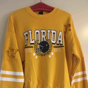  - Stor och skön sweetshirt. Är använd men inte sliten. Tunn i tyget för att vara stor tröja men ändå väldigt bekväm