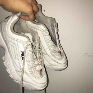  - Superfina fila disruptor skor. Ca 1 år gammal  Finns skosnöre till båda har bara inte satt på det ena:)