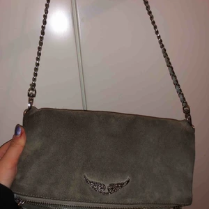  - Jag säljer min kära Zadig&voltaire väska. Grå mocka. Äkta. Knappt använd. Fraktar samt möts upp i Stockholm. ⭐️⭐️