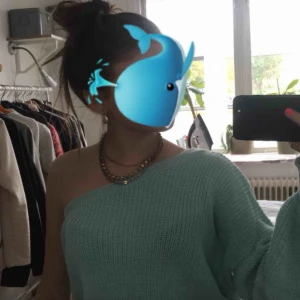  - Supermjuk blå/mintgrön one shoulder tröja från Boohoo, oanvänd med prislapp kvar! Strl S/M men sitter som S, nypris 400 pris kan diskuteras 💖