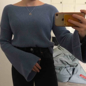  - Jättefin och mjuk stickad blå tröja från Na-Kd, tröjan är croppad, har vida armar och är näst intill oanvänd. Säljer pga att den inte kommer till användning. Vid frakt tillkommer frakt kostnad. Ny pris: 299kr