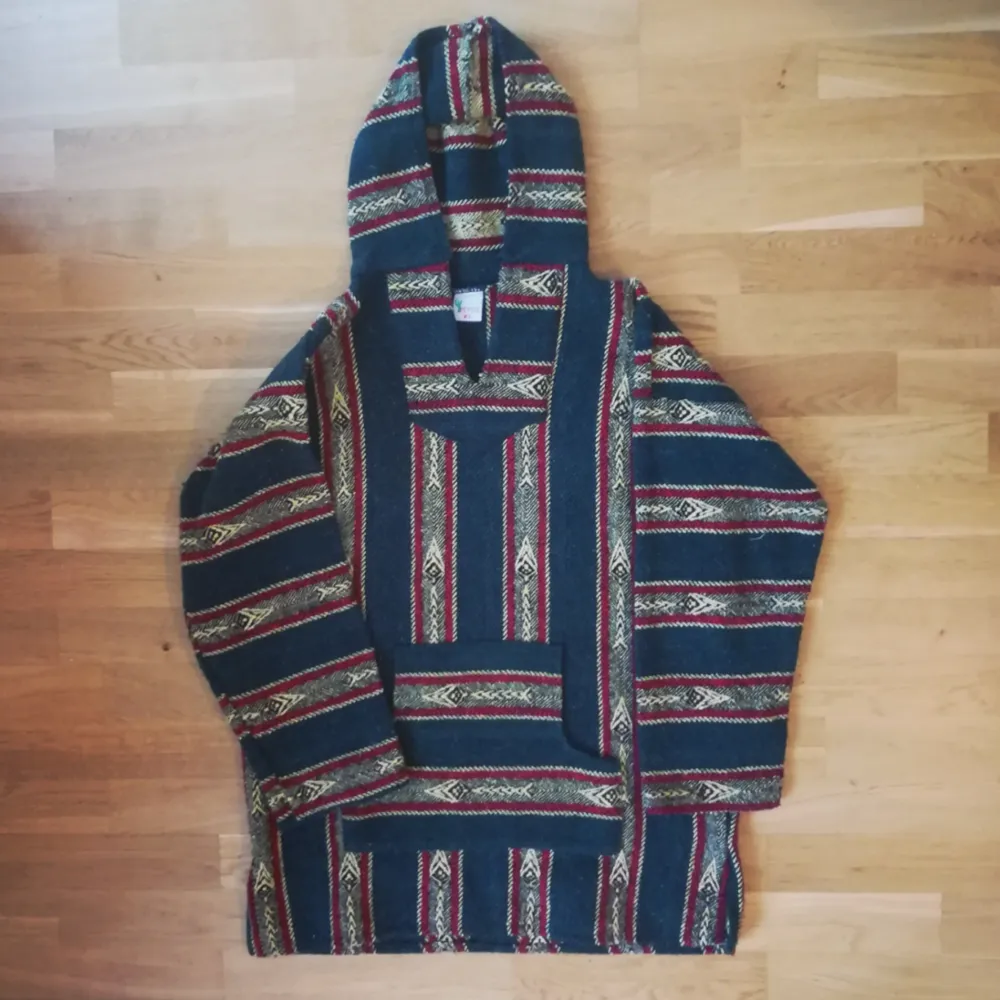 Amazing old school poncho for selling. Size XL, feels like L. Great condition. Post costs 75:- extra.. Hoodies.