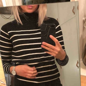  - Randig tjocketröja 🖤 Frakt på 59kr tillkommer. 