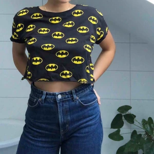  - Batman cropped t-shirt som funkar bra som vardagströja med ett par högmidjade jeans. 