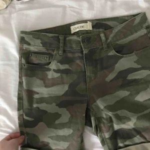  - snygga & svincoola ”militär” jeansshorts som har längre ben i modellen!💚 från ginatricot och är tyvärr alldeles för små så sitter inte bra på mig! hoppas dessa kommer till användning av någon annan!frakten tillkommer!