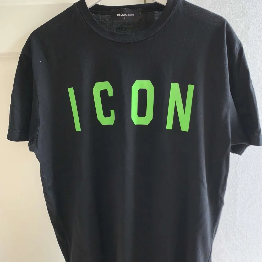 Dsquared2 T-shirt köpt för 2199kr i nk säljes för 950kr pris kan diskuteras vid snabb affär storlek L men passar small-medium. T-shirts.