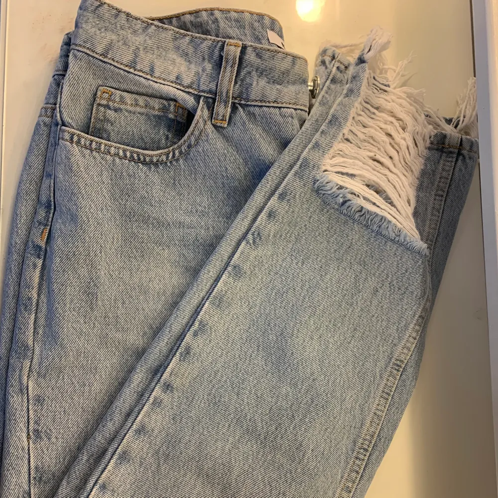 Sälger ett par blåa jeans från nakd,knappt använda och i bra skick,skicka för fler bilder:)köparens går för frakt . Jeans & Byxor.