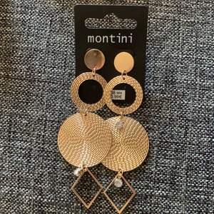 Guldiga fancy örhängen från Montini passar vilken outfit som helst!🌸