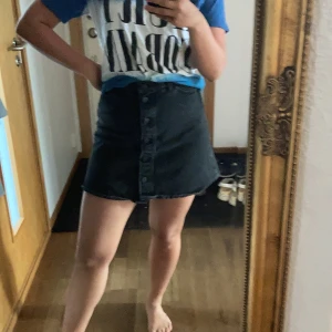 Kjol från monki - Kjol från monki som man knäpper i midjan! Den är jätte skön men har tyvär blivit för liten för mig