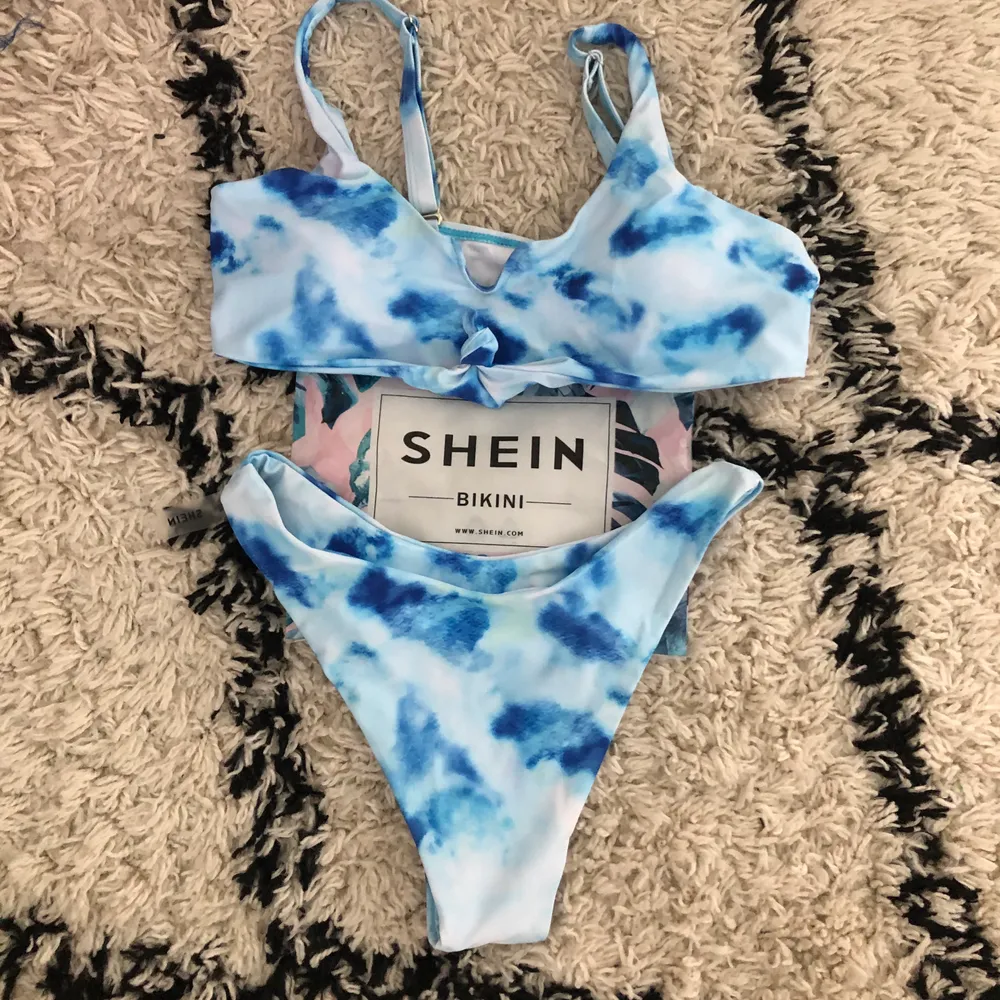 En jättefin blå tiedye bikini från Shein.Den är i storlek S som är desvärre för stort på mig. Jag har själv storlek XS. Endast testad en gång så är i hyfsat nyskick. 75kr + frakt (45kr). Buda på . Övrigt.