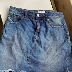 Jeanskjol ifrån jdy. Storlek 36.  - Fin kjol från jdy. Använd men i bra skick. Endast lite märken som sista bilden visar. Inget som stör. Har fler annonser ute och kan självklart erbjuda paketpris.:)