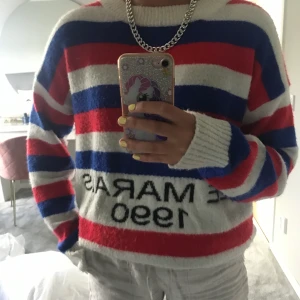 Cool stickad tröja - Nu säljer jag min super coola tröja från loavies. Storlek S. Köparen står för frakt! Buda från 150 kr. 😍🧚🏼‍♀️🧚🏼‍♀️🧚🏼‍♀️🧚🏼‍♀️