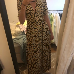 Långklänning med leomönster strl S - Superfin sommarklänning från Oysho i strl S. Endast använd 1 gång. Knappar hela vägen så du kan reglera hur stort slit du vill ha. Frakt tillkommer. 