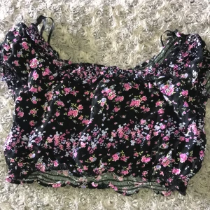 Sommartider🌸 - •En jättesöt croptop från H&m.                               •Som e perfekt nu till sommaren.                            •Helt oanvänd. Frakten tillkommer.                  •Budda!!! 💗