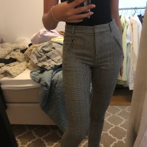 Rutiga Kostymbyxor köpta i Danmark, w.25 - Aldrig använda, vet ej var de e ifrån men köptes i Danmark förra sommaren. Nypris 1000kr