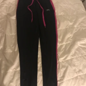 Everlast - Ett par träningsbyxor som är väldigt sköna på. Säljs bara i Helsingborg. 