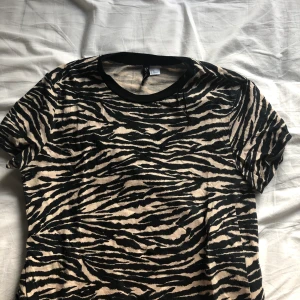 Zebrarandig tshirt 🐅 - Kortärmad T-shirt från H&M! Använd cirka 4-5 gånger. Frakt tillkommer på ca 20 kr. 