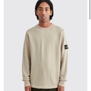 Stone Island Crewneck, M - För ett halv år sedan så köpte jag tröjan men har inte haft lust att öppna och använda den. Tröjan köptes för 2400 kr på tres bien och är helt oanvänd. Ligger fortfarande i plastpåsen med alla tags. Storlek Medium.