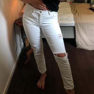 Vita jeans från Zara med slitningar fram och bak. Använda ett fåtal gånger. Storlek 36. 🦋