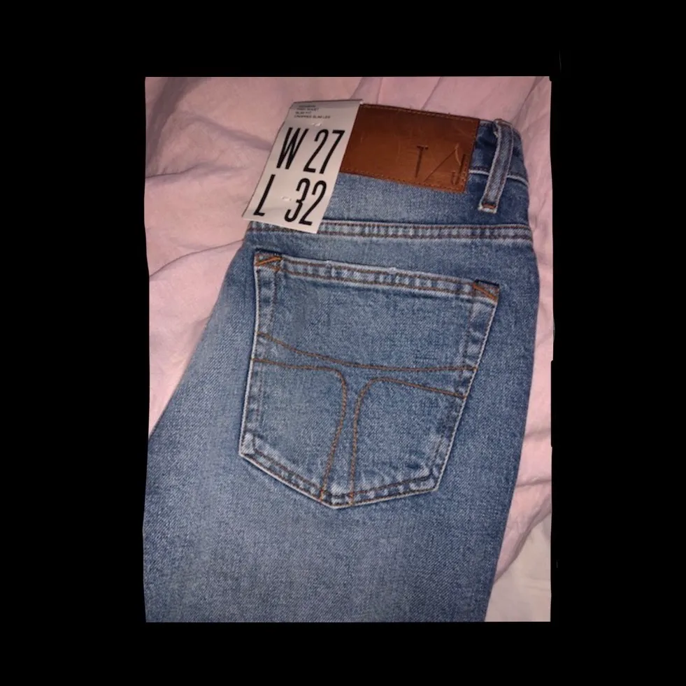 Ett par snygga jeans som är helt oanvända. Säljer de då de är försmå. Ingen stretch. Raka i benen. Storlek W27L32😍. Jeans & Byxor.