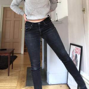 Åtsittande svarta jeans från Lee (Luke).  Killmodell.