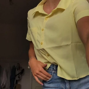 Bil bok blus - Köparen står för frakt, kan mötas upp i Borås💕 väldigt gullig fil blus som är sällan använd ifrån bikbok