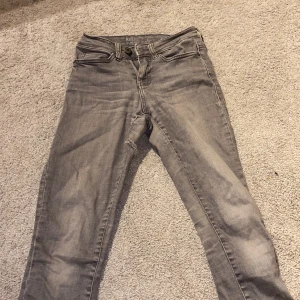 Grå jeans  - Gråa jeans i storlek 30, alltså typ xxs-xs. Lite kortare i benen och ett litet hål vid innerher lårer☺️