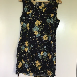 Sommarklänning  - Kort sommarklänning med knyt i midjan, i viskos/ bomull så otroligt mjuk och skön. 