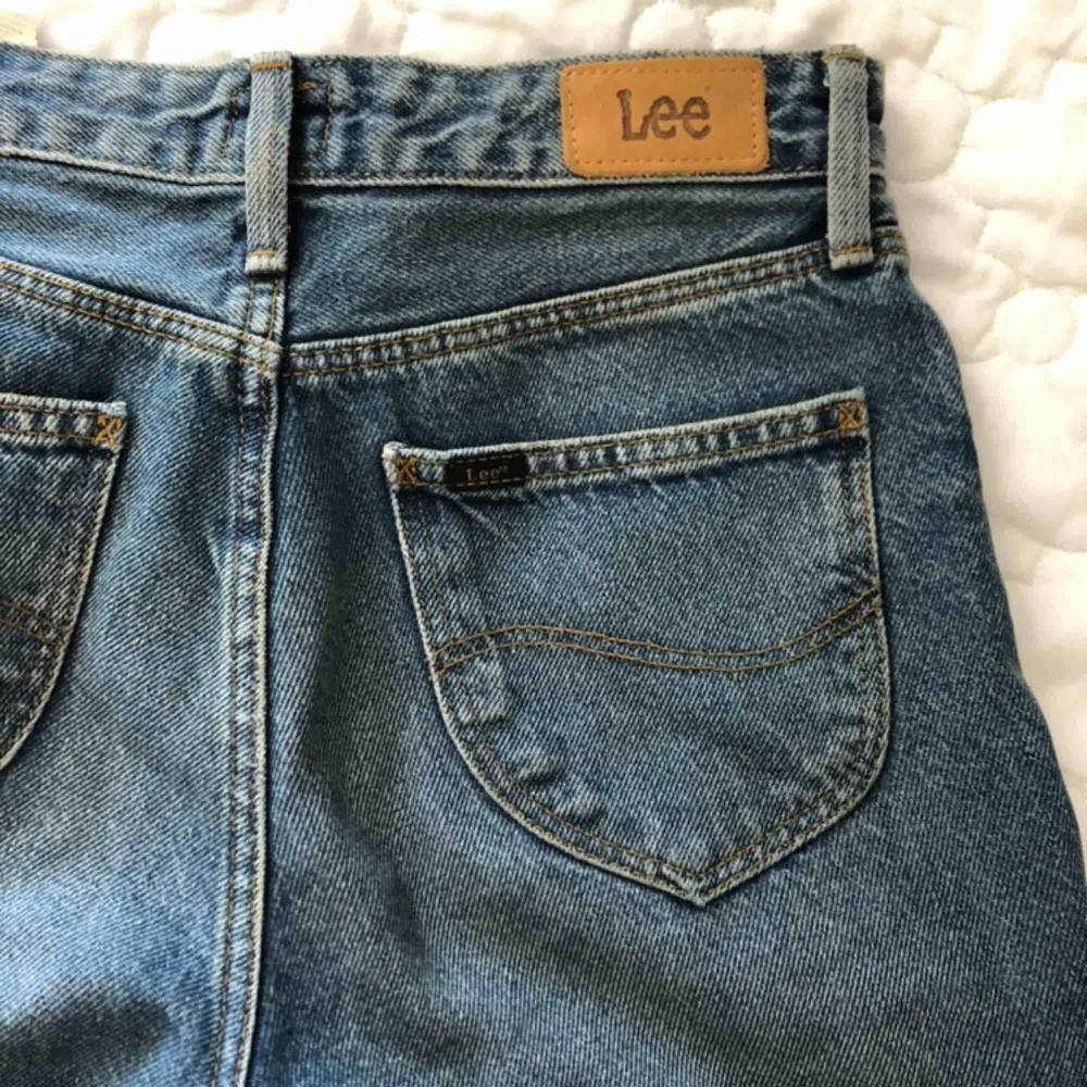 Supersnygga mom jeans från Lee. Säljer då de blivit lite små för mig. Bra skick!. Jeans & Byxor.