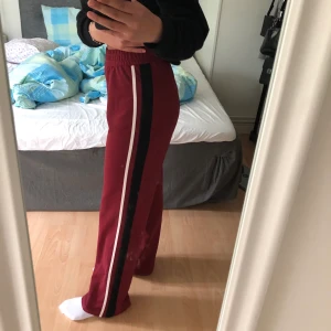 Byxor strl S - Ett par jättefina byxor från Gina tricot i strl S. Jättesköna och sitter perfekt både över midjan och längden är bra! (Jag är 1.67) Nästan helt oanvända