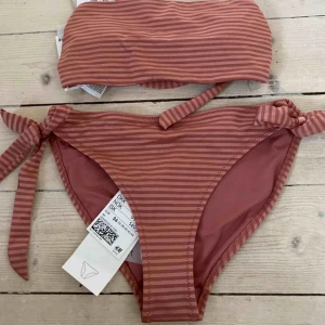  - Jättefin bandeau bikini från HM. Aldrig använd endast testad med underkläder under. Köpt för 250kr
