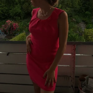 💖ROSA KLÄNNING💖 - Stark rosa klänning med rosett.💕 Mäts gärna upp i Västerås men frakt funkar även🌺