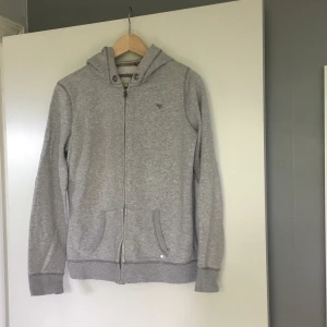 Hoodie  - Grå hoodie från Esprit 