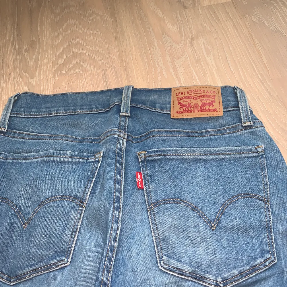 Superfina jeans från Levis i modellen 710 super skinny W26. Köpta i Levis orginalbutik i USA. Använda ett fåtal gånger, nyskick! 250kr + frakt. Jeans & Byxor.